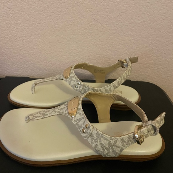 MICHAEL Michael Kors MK Plate Logo Thong Sandals - Picture 5 of 9